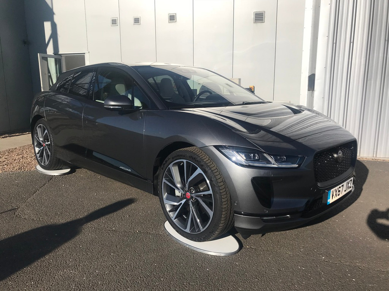 Illustration for article titled Jaguar’s I-Pace eTROPHY Race Car Does Some Amazing Things With Electricity